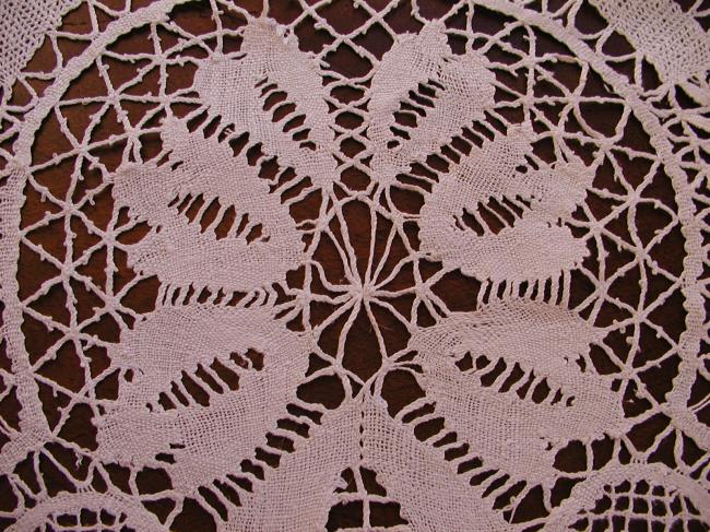 Exceptional round star shape tablecloth with somptuous large Cluny bobbin lace