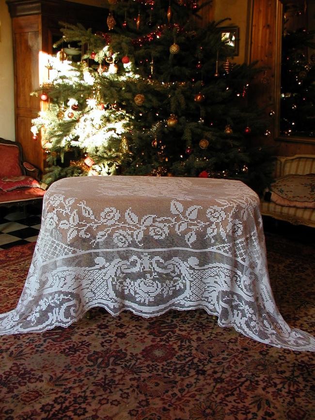 Exceptional bedspread in filet lace with rich floral horn of plenty, 1920