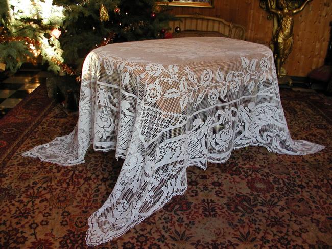 Exceptional bedspread in filet lace with rich floral horn of plenty, 1920