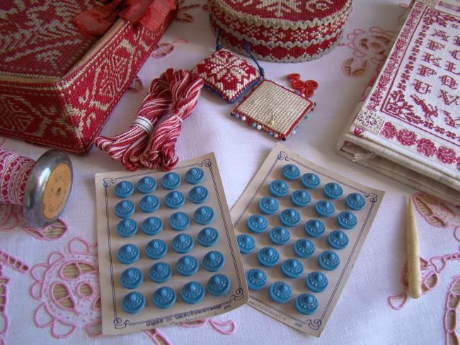 Adorable carte de 24 petits boutons stylisés en verre moulé,  bleu, 1930