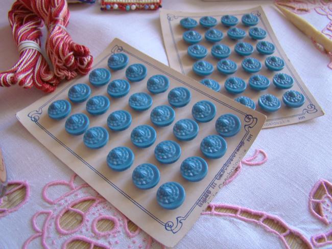 Adorable carte de 24 petits boutons stylisés en verre moulé,  bleu, 1930