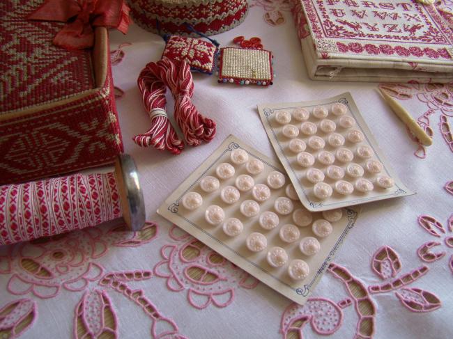 Adorable carte de 24 petits boutons stylisés en verre moulé, rose très pâle 1930