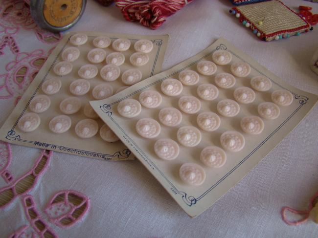 Adorable carte de 24 petits boutons stylisés en verre moulé, rose très pâle 1930
