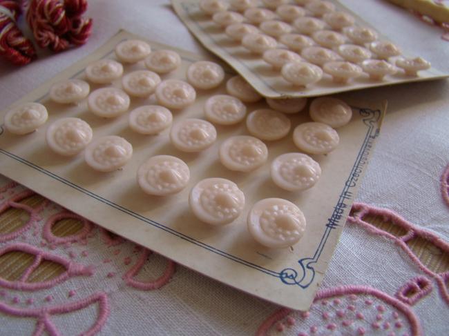 Adorable carte de 24 petits boutons stylisés en verre moulé, rose très pâle 1930