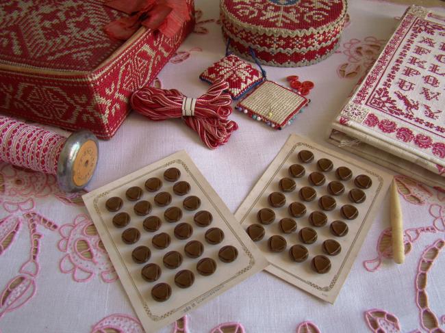 Adorable carte de 24 petits boutons stylisés, verre moulé, chocolat au lait 1930