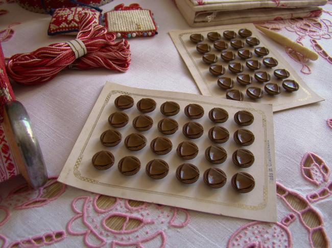 Adorable carte de 24 petits boutons stylisés, verre moulé, chocolat au lait 1930