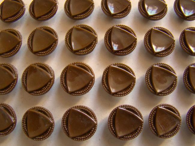 Adorable carte de 24 petits boutons stylisés, verre moulé, chocolat au lait 1930