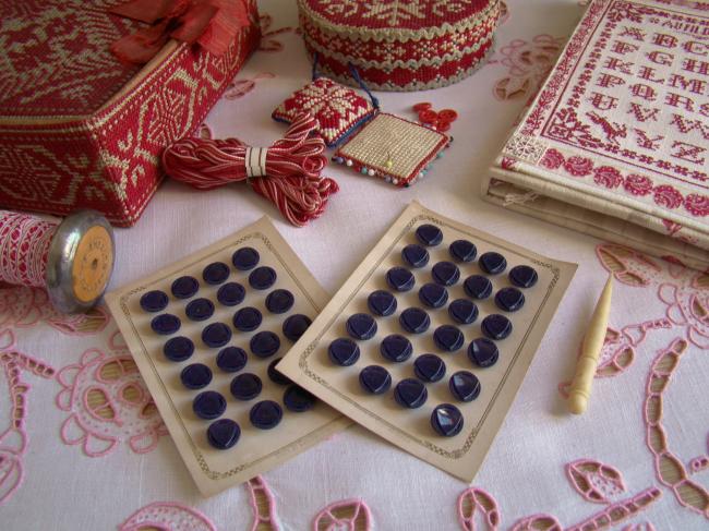 Adorable carte de 24 petits boutons à perles, verre moulé, bleu de nuit 1930
