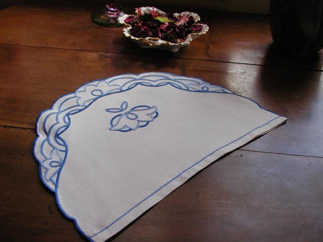 Charmant couvre-théière brodé, camaieu de bleus