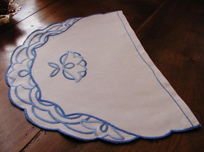 Charmant couvre-théière brodé, camaieu de bleus