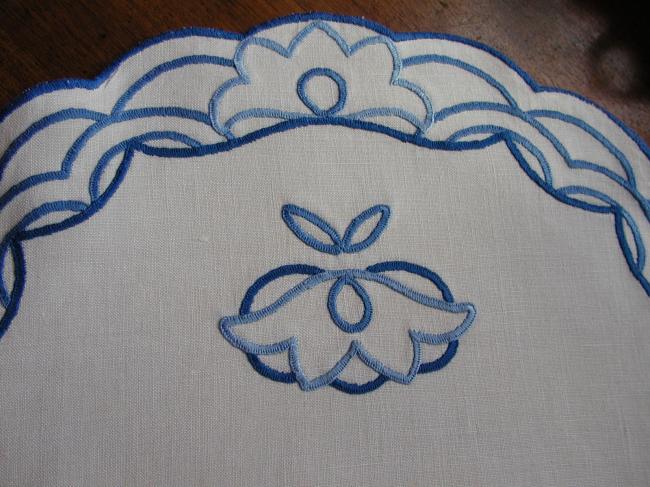 Charmant couvre-théière brodé, camaieu de bleus