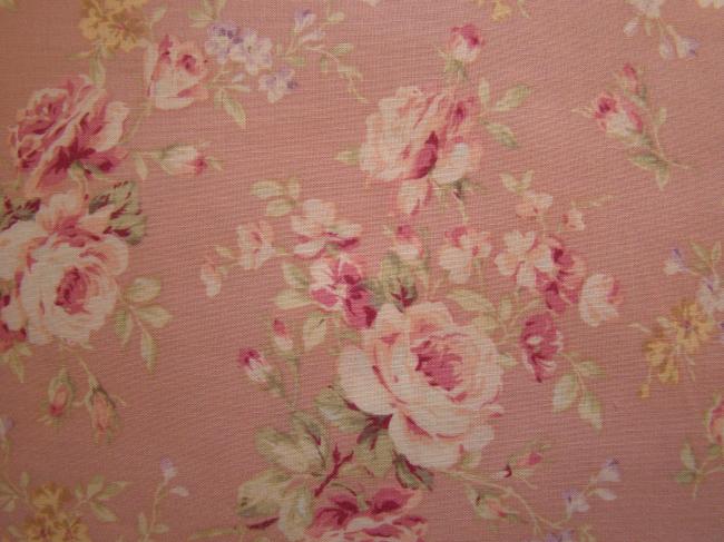 Coupon de coton imprimé fond vieux rose avec roses anciennes