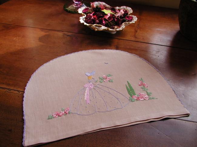 Adorable couvre-théière brodé d'une dame en crinoline dans un jardin anglais