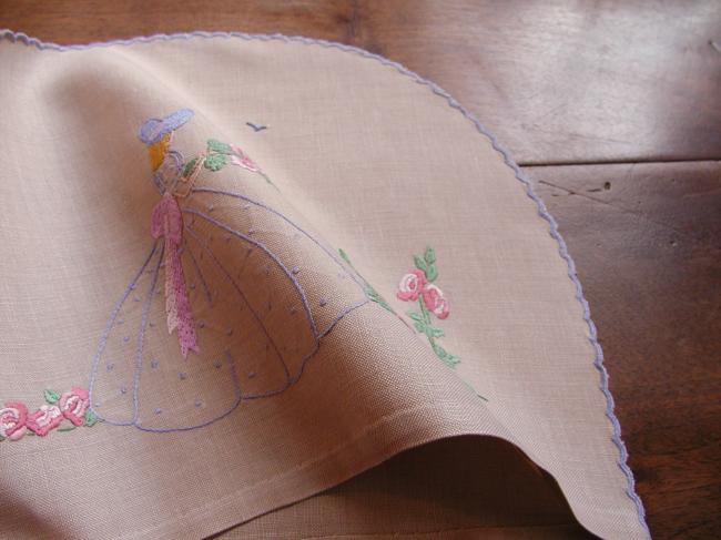 Adorable couvre-théière brodé d'une dame en crinoline dans un jardin anglais