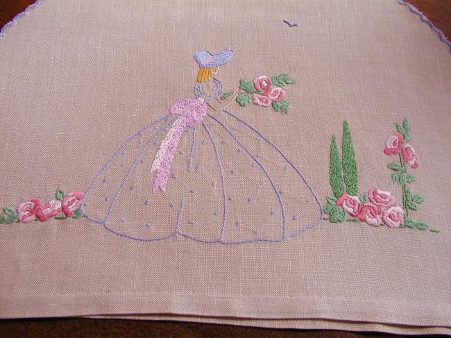 Adorable couvre-théière brodé d'une dame en crinoline dans un jardin anglais
