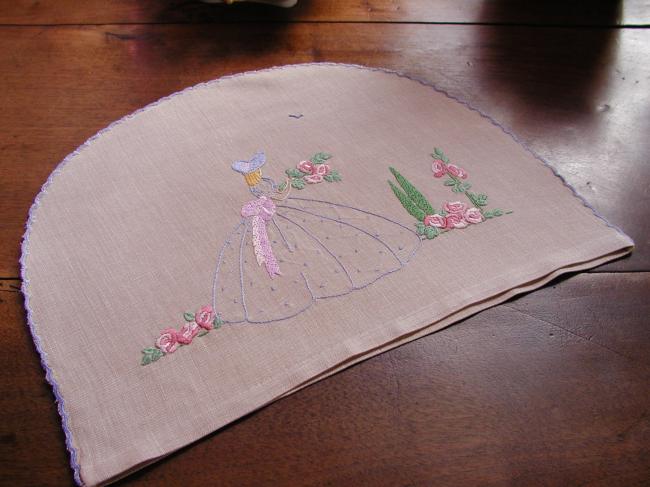 Adorable couvre-théière brodé d'une dame en crinoline dans un jardin anglais
