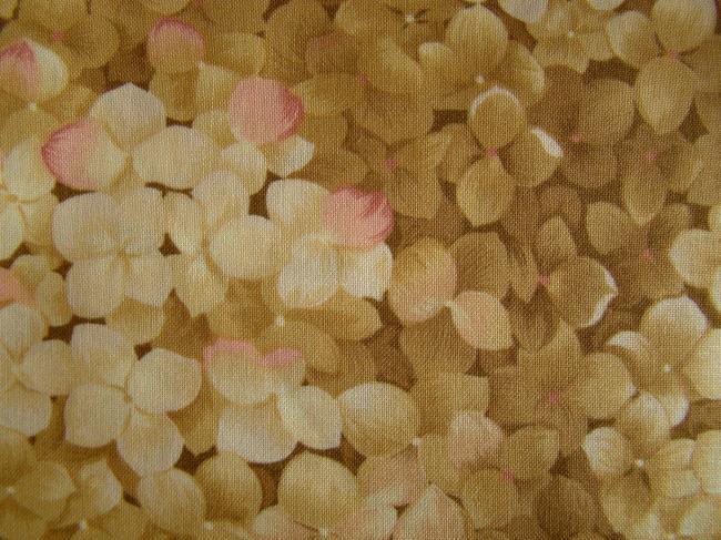 Coupon de coton imprimé de bouquets d'hortensia, couleur ocre et café au lait