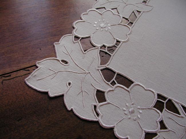Gorgeous table centre with Richelieu hand made work