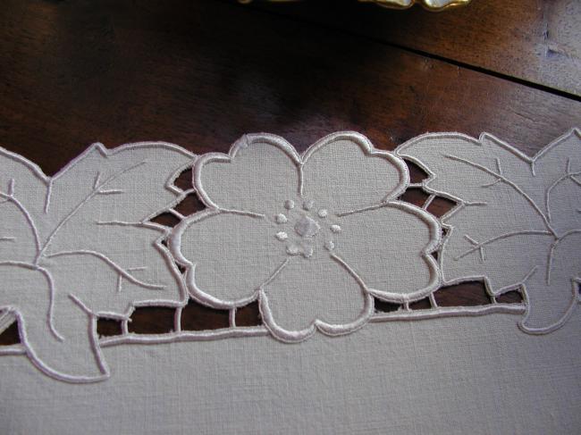 Gorgeous table centre with Richelieu hand made work