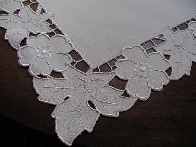 Gorgeous table centre with Richelieu hand made work