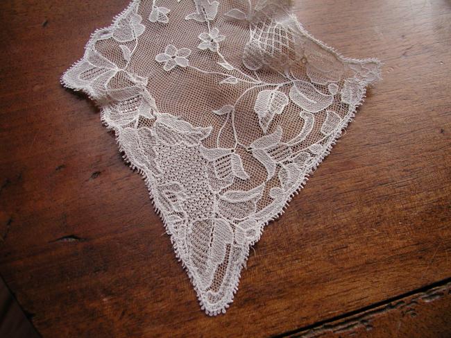 Exceptionnel col en tulle rebrodé de guirlandes de fleurs 1880
