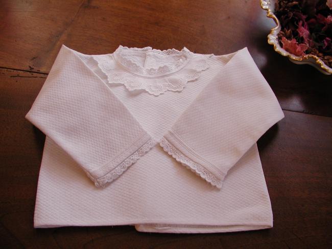 Charmante brassière en piqué de coton avec dentelle faite main 1900