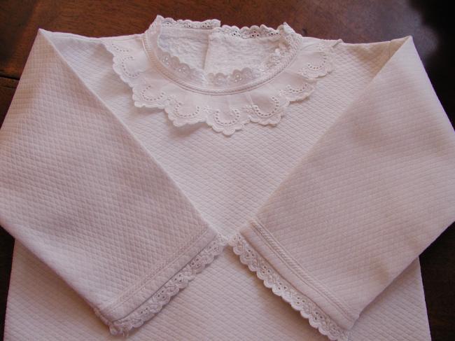 Charmante brassière en piqué de coton avec dentelle faite main 1900