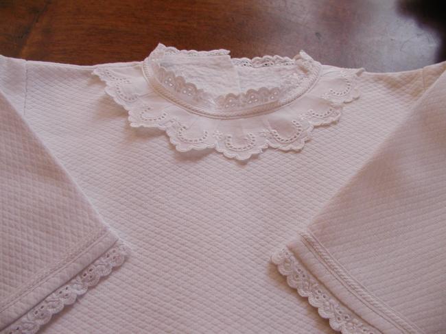 Charmante brassière en piqué de coton avec dentelle faite main 1900