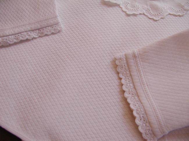 Charmante brassière en piqué de coton avec dentelle faite main 1900