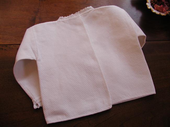 Charmante brassière en piqué de coton avec dentelle faite main 1900