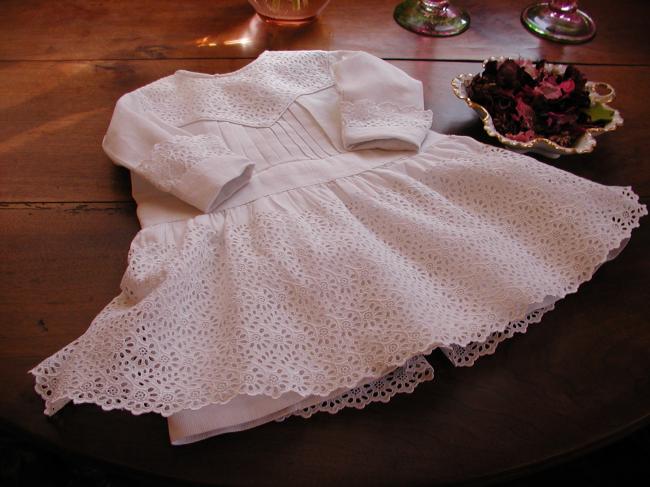 Délicieuse robe de petite fille avec dentelle brodée à la main 1900