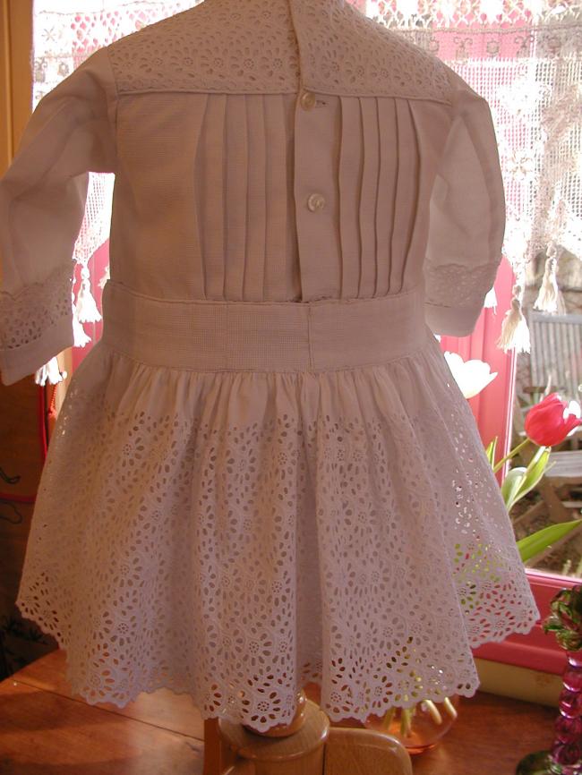 Délicieuse robe de petite fille avec dentelle brodée à la main 1900
