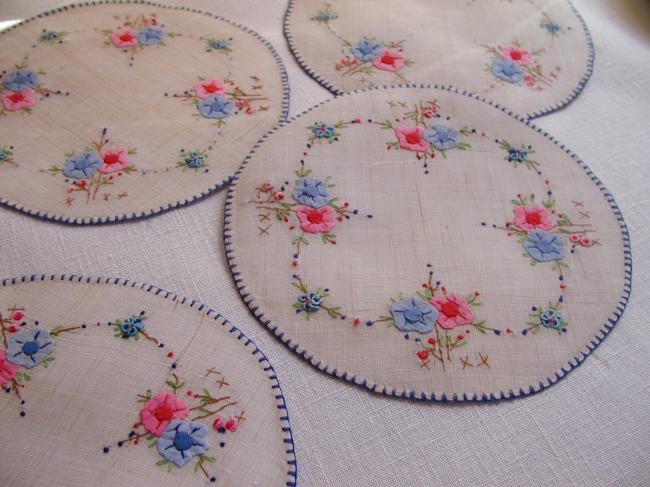 Wonderful set of 6 coasters in Pinã with appliqué of flowers, so cute !!