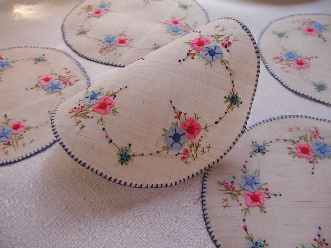 Wonderful set of 6 coasters in Pinã with appliqué of flowers, so cute !!