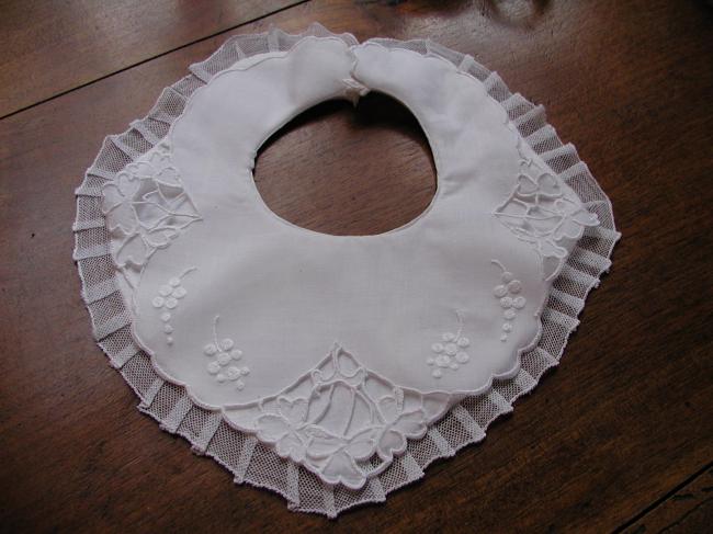 Adorable bavoir double brodé et ajouré de tréfles et volant de tulle (Richelieu)