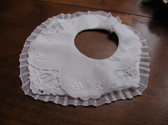 Adorable bavoir double brodé et ajouré de tréfles et volant de tulle (Richelieu)