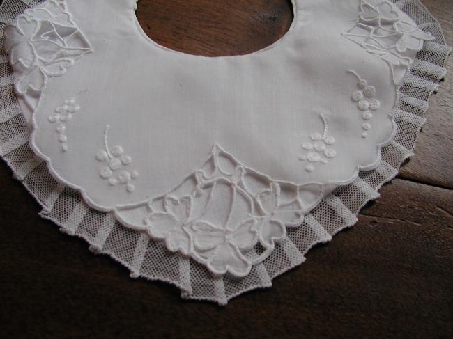 Adorable bavoir double brodé et ajouré de tréfles et volant de tulle (Richelieu)