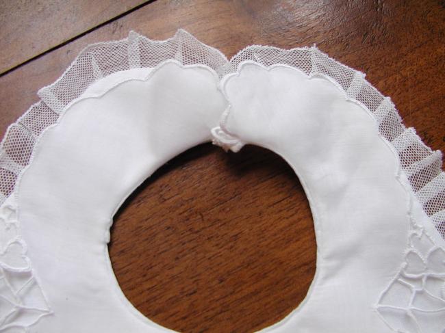 Adorable bavoir double brodé et ajouré de tréfles et volant de tulle (Richelieu)