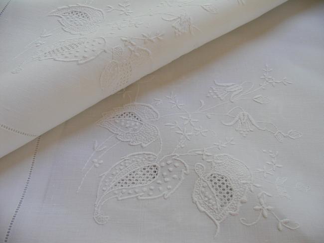 Magnifique nappe brodée& ajourée de fushias avec dentelle main 1900