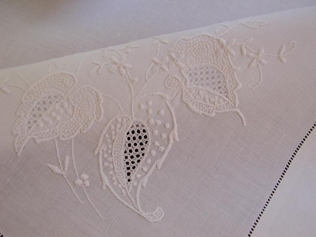 Magnifique nappe brodée& ajourée de fushias avec dentelle main 1900