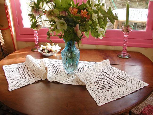 Lovely long table runner in crochet lace depicting flowers