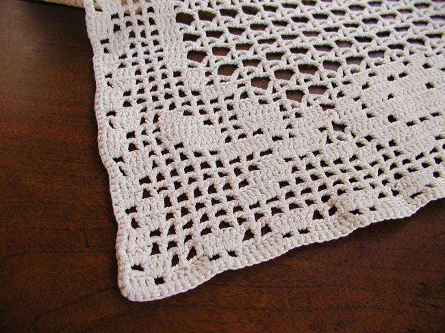 Lovely long table runner in crochet lace depicting flowers