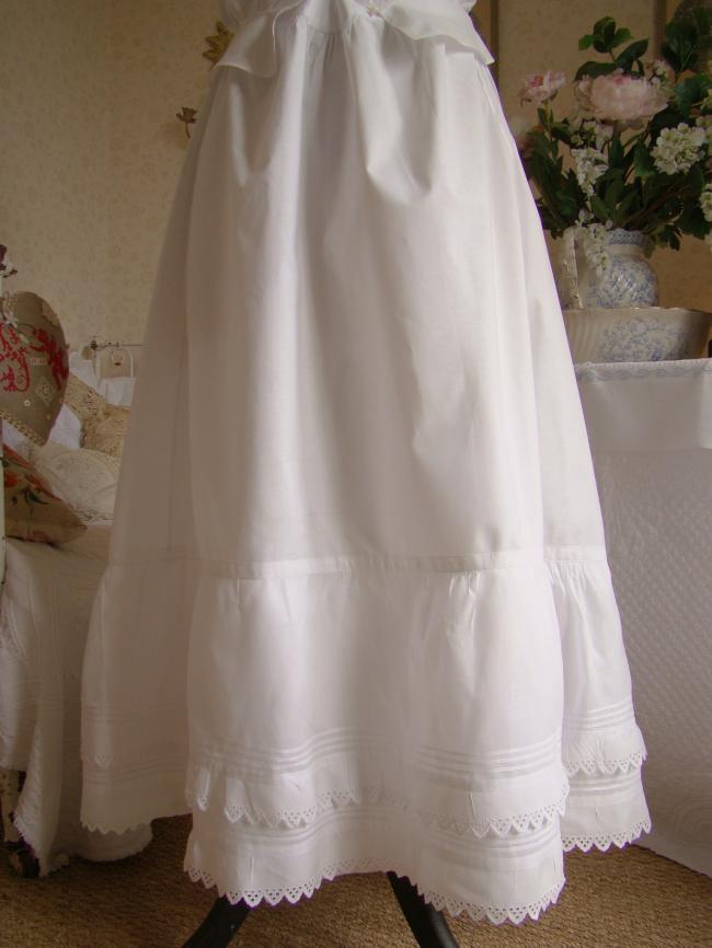 Merveilleux jupon avec volants en broderie anglaise à la main & plis religieux