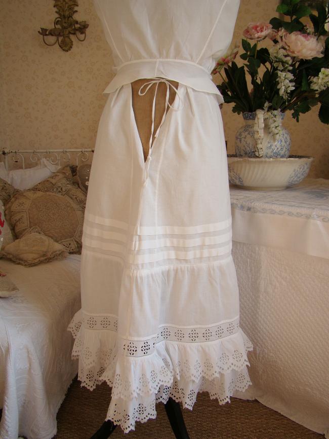 Adorable jupon avec volants en broderie anglaise à la main & plis religieux