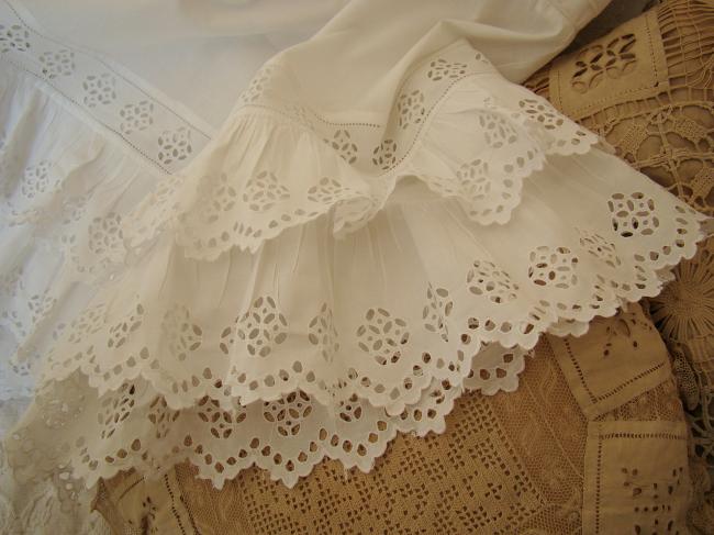 Adorable jupon avec volants en broderie anglaise à la main & plis religieux