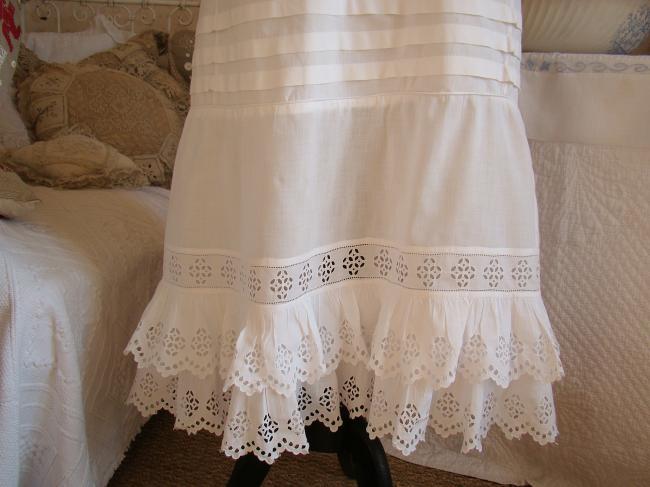 Adorable jupon avec volants en broderie anglaise à la main & plis religieux