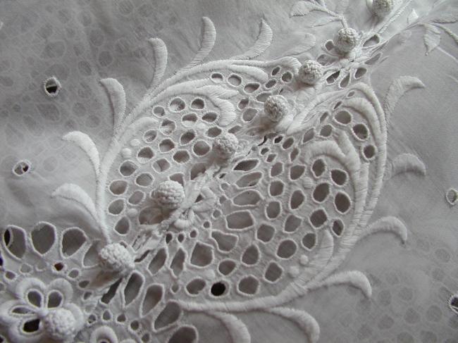 Merveilleux bas de jupon en voile de linon rebrodé entièrement à la main 1880