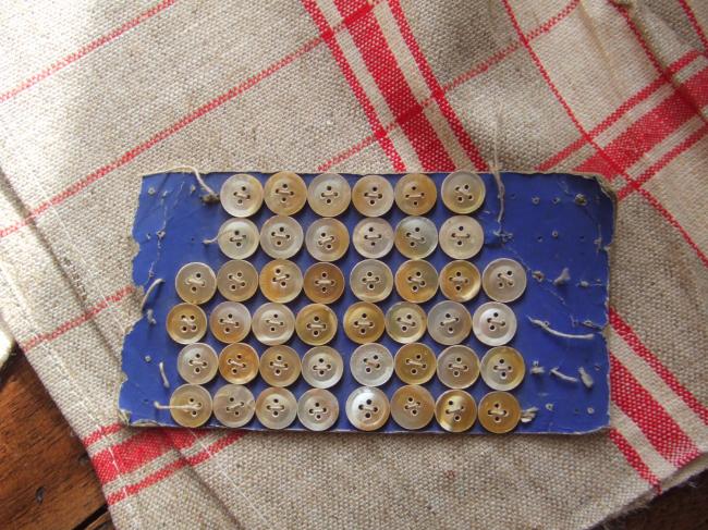Jolie série de 44 petits boutons de nacre 1910-20
