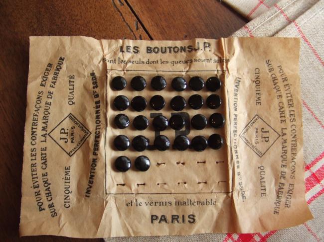 Belle série de 26 boutons de bottines, en vernis noir de la marque JP
