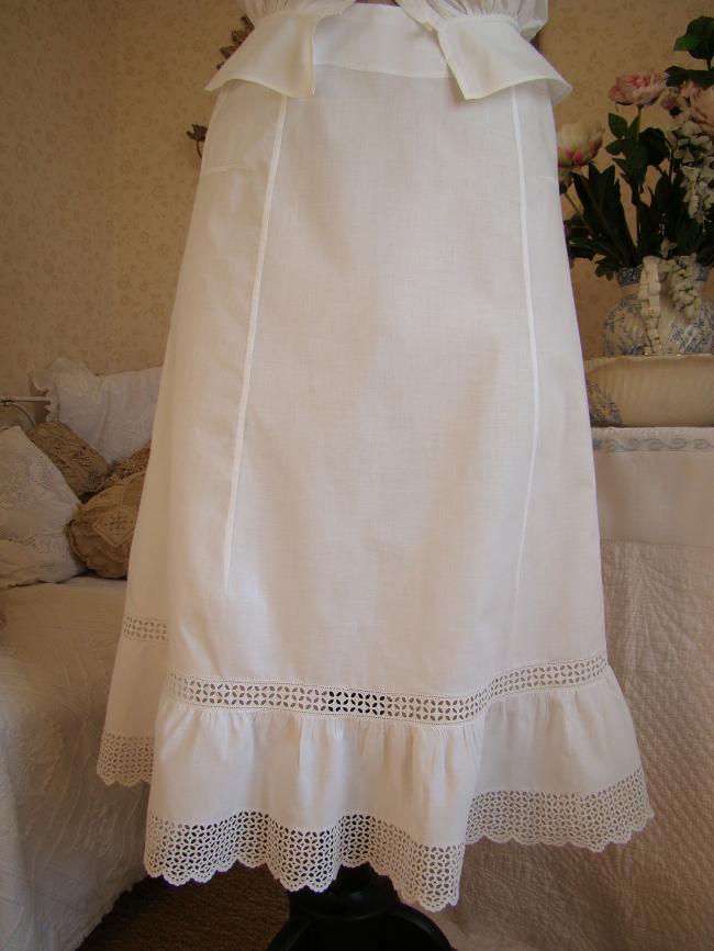 Gracieux fond de robe avec volants en broderie anglaise faîte à la main